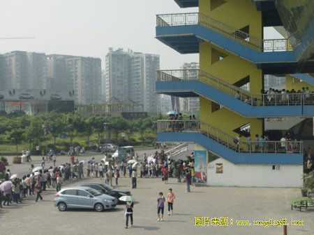 等待入场的观众
