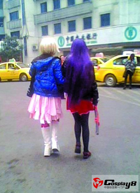 动漫美女持刀坐车吓跑的哥 原来是耍Cosplay