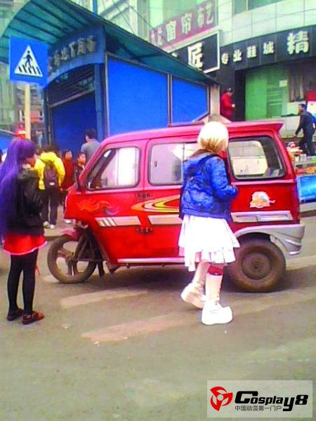 动漫美女持刀坐车吓跑的哥 原来是耍Cosplay