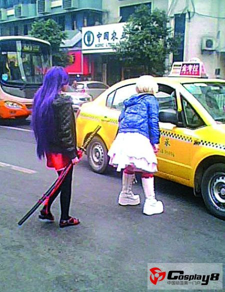 动漫美女持刀坐车吓跑的哥 原来是耍Cosplay