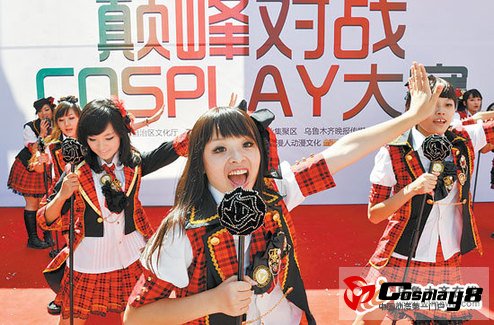 星航企划组社团的coser正在为台下观众表演串舞《AKB48》。