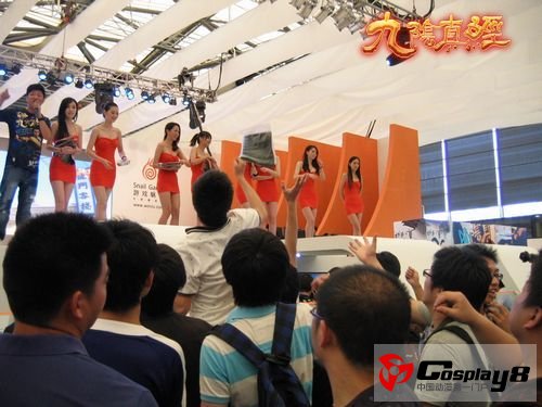 这玩家是人高还是跳得高呢？此刻对于他来说，除了《九阴真经》纪念体恤衫，神马都是浮云。