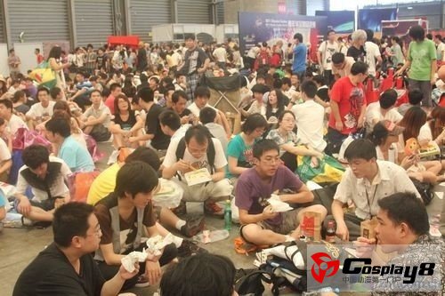 没有什么休息区，玩家们累了，更多的靠着角落席地而坐，所以，每当中午前后，人们休息就餐时，你就能看见光鲜后的满目狼藉。