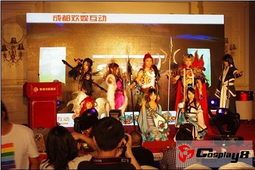 《邪风曲OL》八大COSER中秋街头走秀 