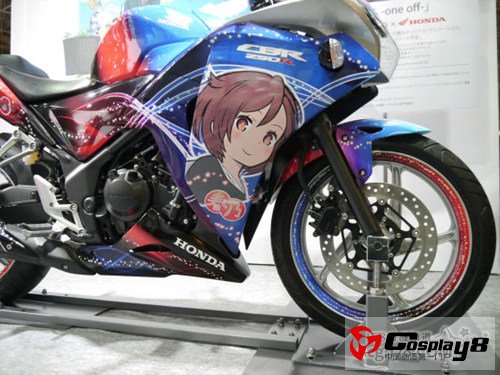 本田展示《one off》女主角汐崎春乃为主题的痛车