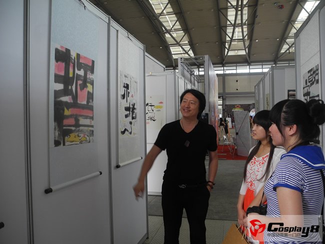 王麒诚为观众介绍作品.jpg