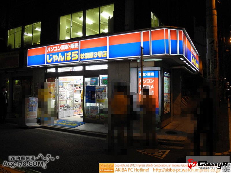 日本秋叶原Windows8系统现场 COSer现场助兴
