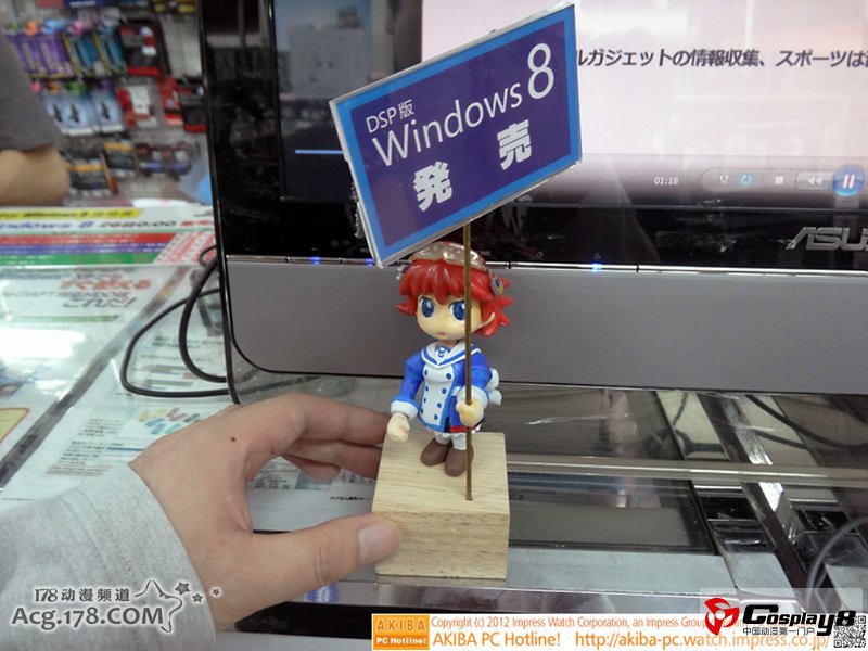 日本秋叶原Windows8系统现场 COSer现场助兴