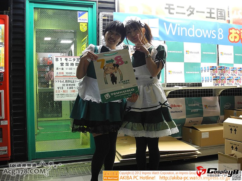 日本秋叶原Windows8系统现场 COSer现场助兴