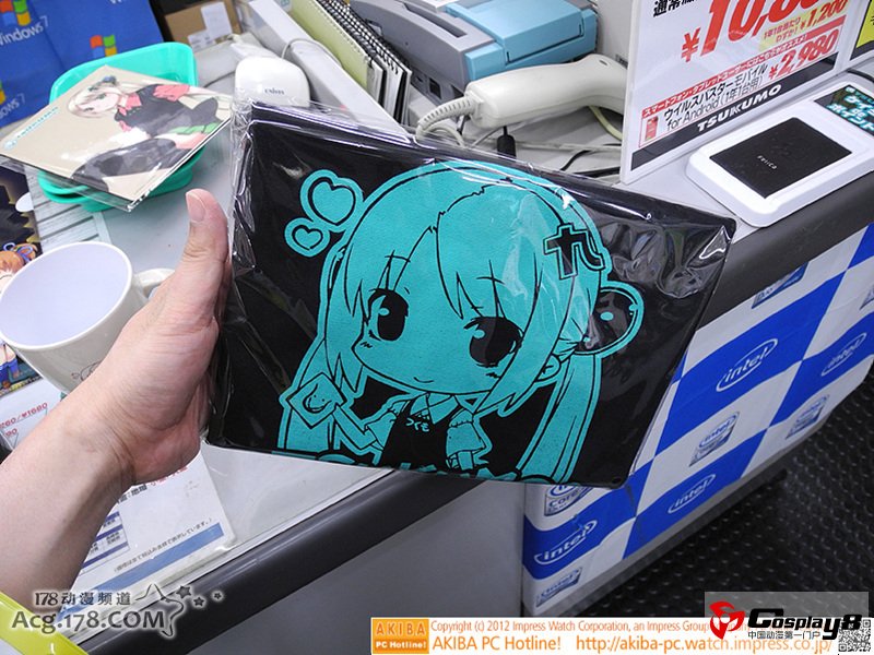 日本秋叶原Windows8系统现场 COSer现场助兴
