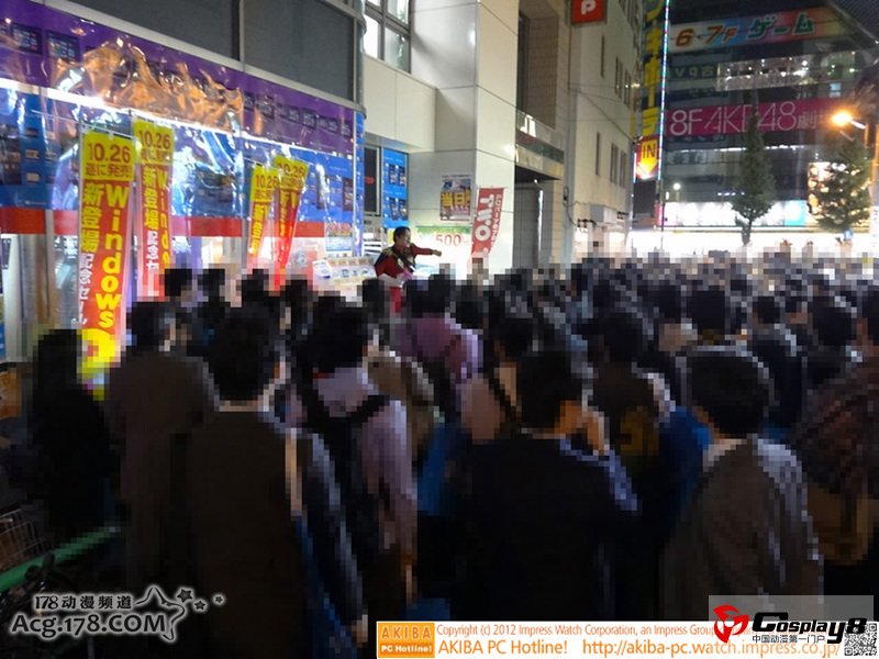 日本秋叶原Windows8系统现场 COSer现场助兴