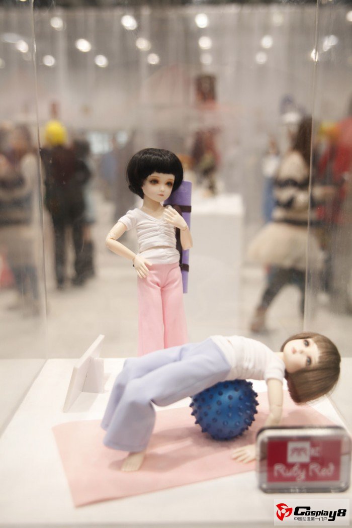 第一届玩偶艺术展“橱窗中的精灵”成功举办