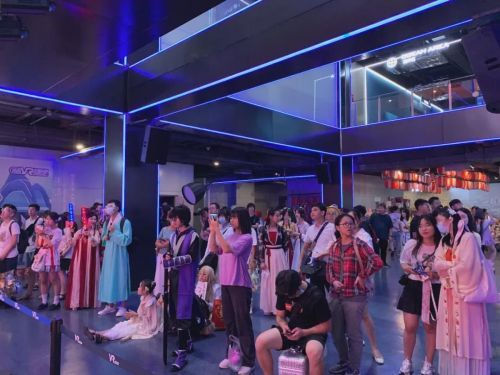 VR动漫嘉年华活动现场精彩纷呈，通过二次元偶像签售、动漫宅舞表演、主题Cosplay、寻宝游园会等年轻人喜爱的动漫潮玩玩法结合乐园45项风靡全球的网红VR项目，一起为动漫、VR爱好者带来不一样的狂欢体验，活动首日就吸引超1000人次游客入园游玩。